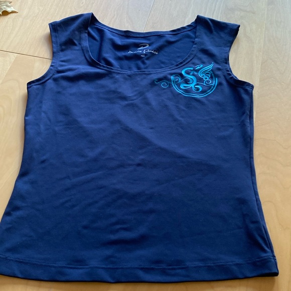 Woman sport top size Medium, but fits better Small - Picture 1 of 4